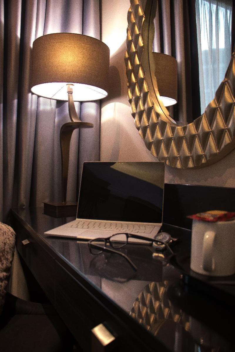 The Continental Hotel, Heathrow Hounslow Room photo